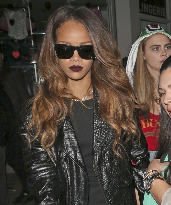 Rihanna ma coraz bujniejszą fryzurę (FOTO)