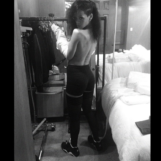 Rihanna opublikowała zdjęcie Chrisa śpiącego w jej łóżku 