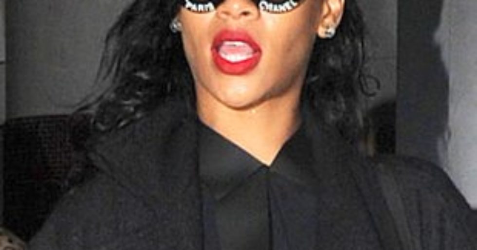 Rihanna chce sobie dodać klasy nosząc Chanel? (FOTO) Rihanna chce sobie dodać klasy nosząc Chanel? (FOTO)