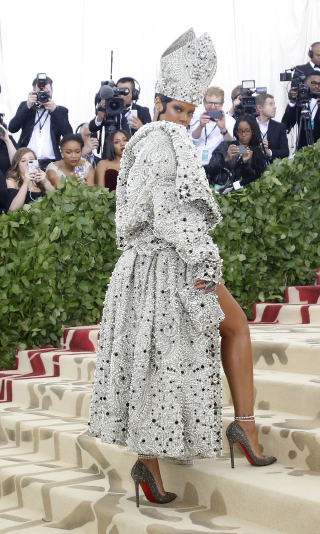 ZJAWISKOWE kreacje na Met Gali 2018: Kardashianki, Rihanna jak papież...