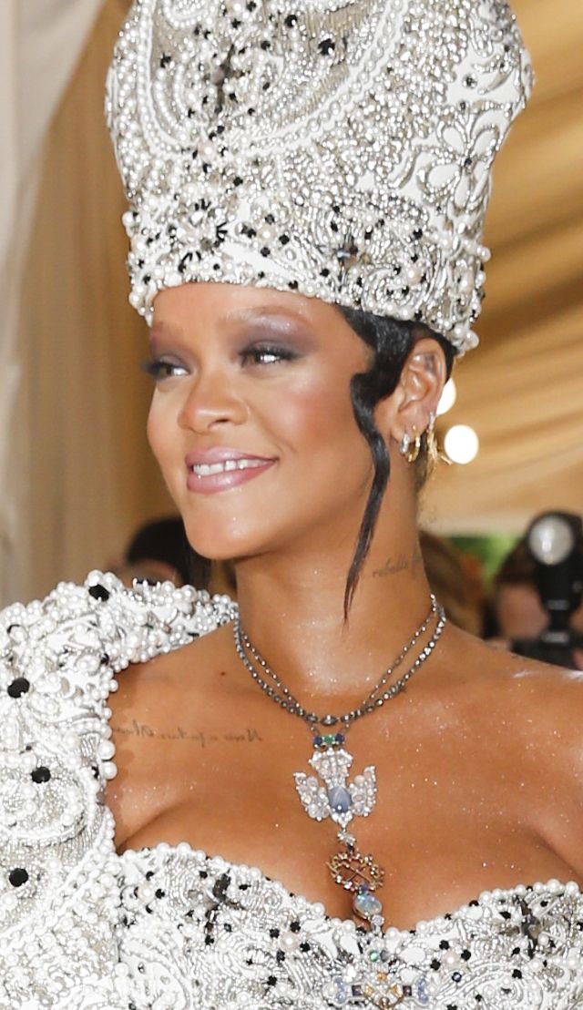 ZJAWISKOWE kreacje na Met Gali 2018: Kardashianki, Rihanna jak papież...