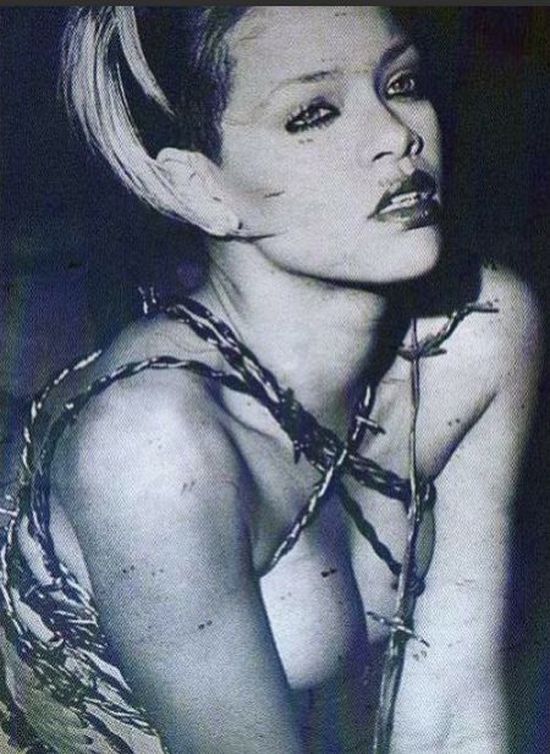 Rihanna pozuje topless (FOTO)