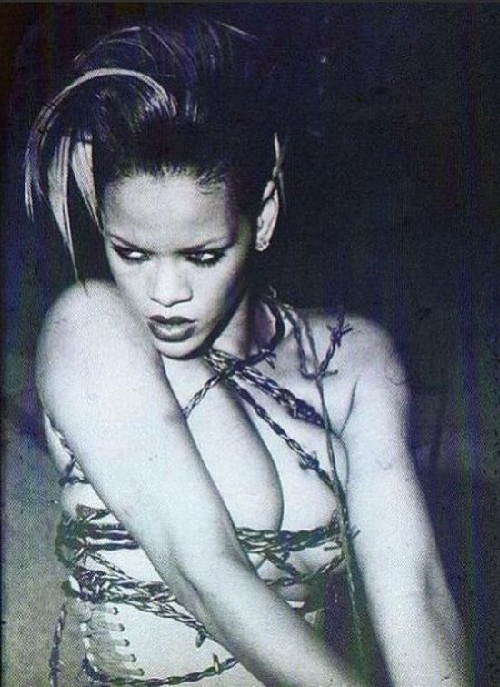 Rihanna pozuje topless (FOTO)