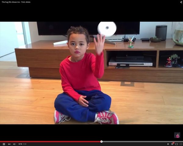 Rzuca tosta za siebie i trafia do tostera! [VIDEO]