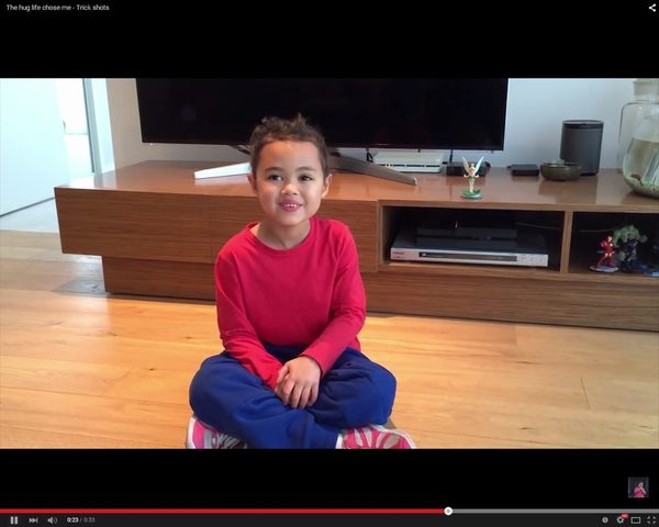 Rzuca tosta za siebie i trafia do tostera! [VIDEO]