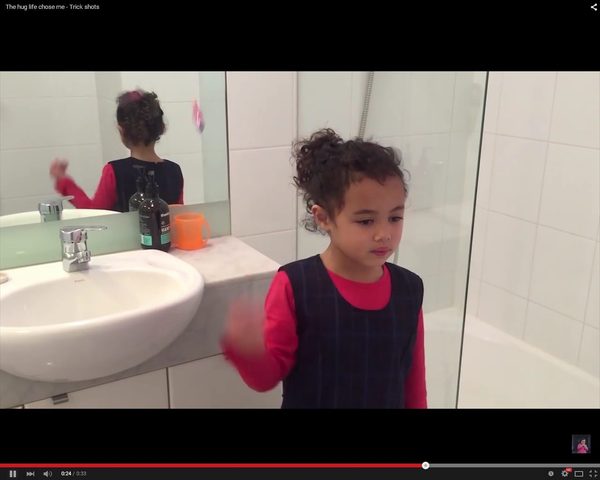 Rzuca tosta za siebie i trafia do tostera! [VIDEO]