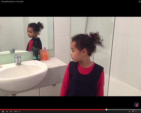 Rzuca tosta za siebie i trafia do tostera! [VIDEO]