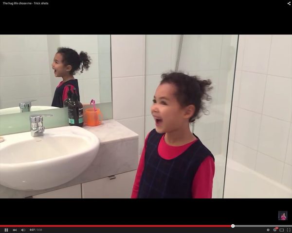 Rzuca tosta za siebie i trafia do tostera! [VIDEO]