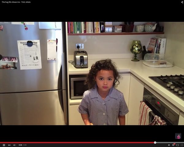 Rzuca tosta za siebie i trafia do tostera! [VIDEO]