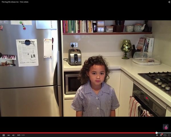 Rzuca tosta za siebie i trafia do tostera! [VIDEO]