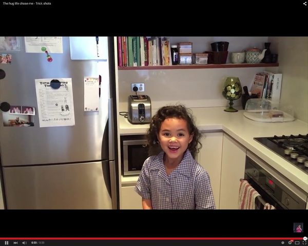 Rzuca tosta za siebie i trafia do tostera! [VIDEO]