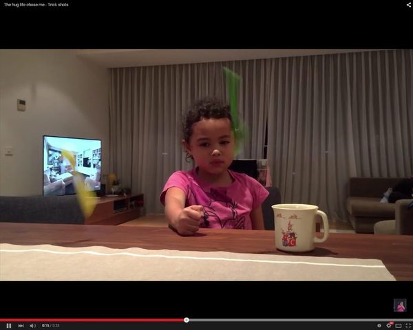 Rzuca tosta za siebie i trafia do tostera! [VIDEO]