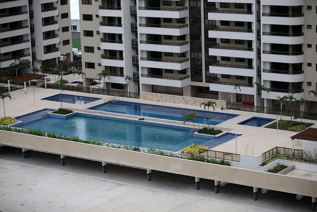 Woda w basenie olimpijskim zmieniła kolor w ciągu kilku godzin Woda w basenie olimpijskim zmieniła kolor w ciągu kilku godzin