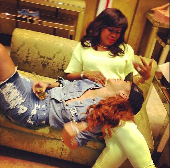 Rihanna z mamą na zakupach Rihanna z mamą na zakupach