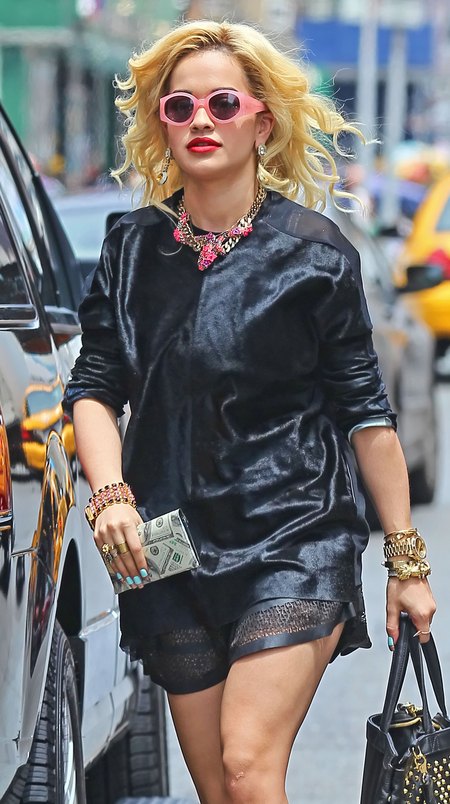 Rita Ora obwieszona gadżetami jak choinka (FOTO)