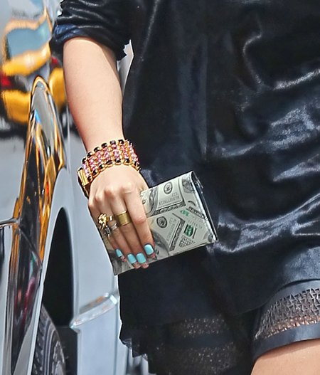 Rita Ora obwieszona gadżetami jak choinka (FOTO)