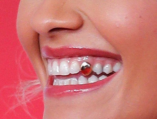 Rihanna ZGRZYTA ZĘBAMI z zazdrości na widok Rity Ory z Brit Awards (ZDJĘCIA)