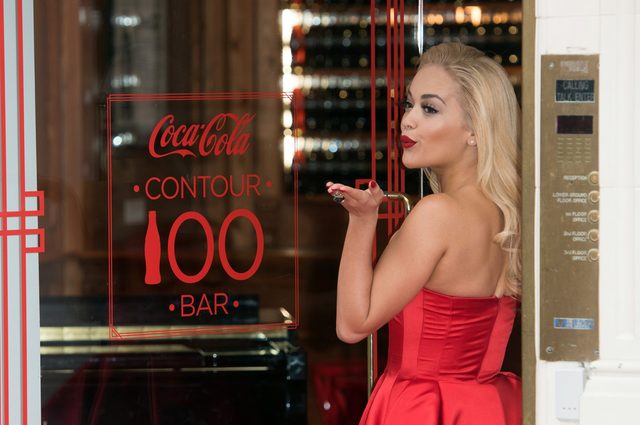 Seksowna Rita Ora reklamuje bar Coca Coli (FOTO)