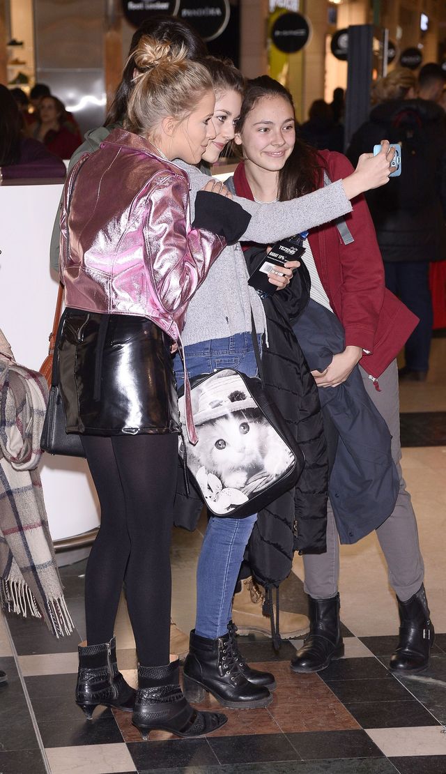 Rita Ora w Arkadii - która blogerka zrobiła sobie sefie z gwiazdą? (FOTO)