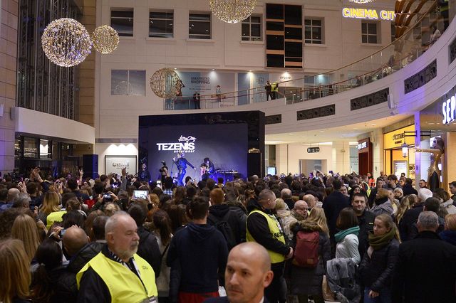 Rita Ora w Arkadii - która blogerka zrobiła sobie sefie z gwiazdą? (FOTO)