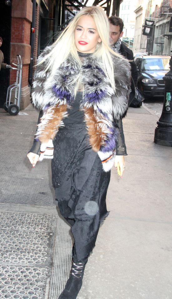 Rita Ora już chodzi w peruce (FOTO)