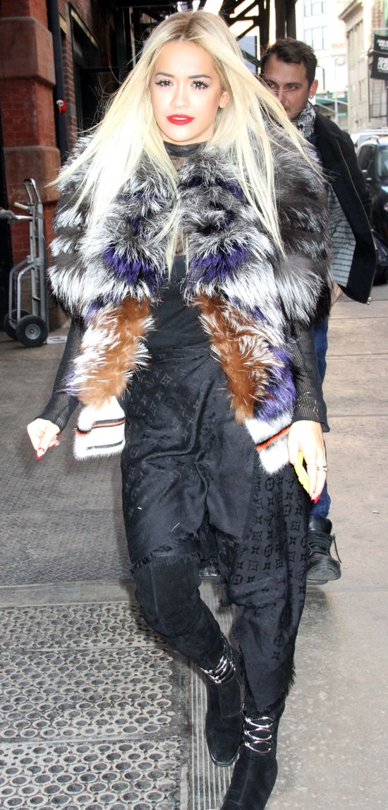 Rita Ora już chodzi w peruce (FOTO)