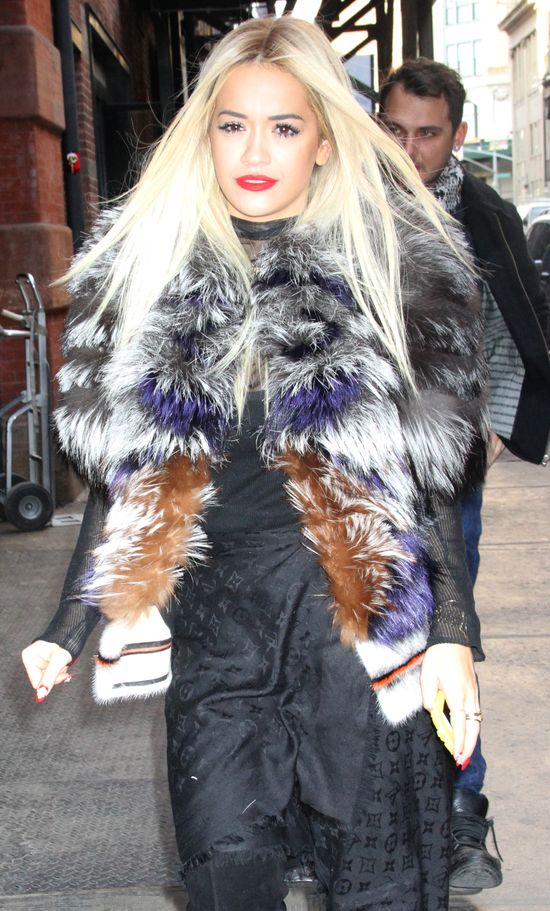 Rita Ora już chodzi w peruce (FOTO)