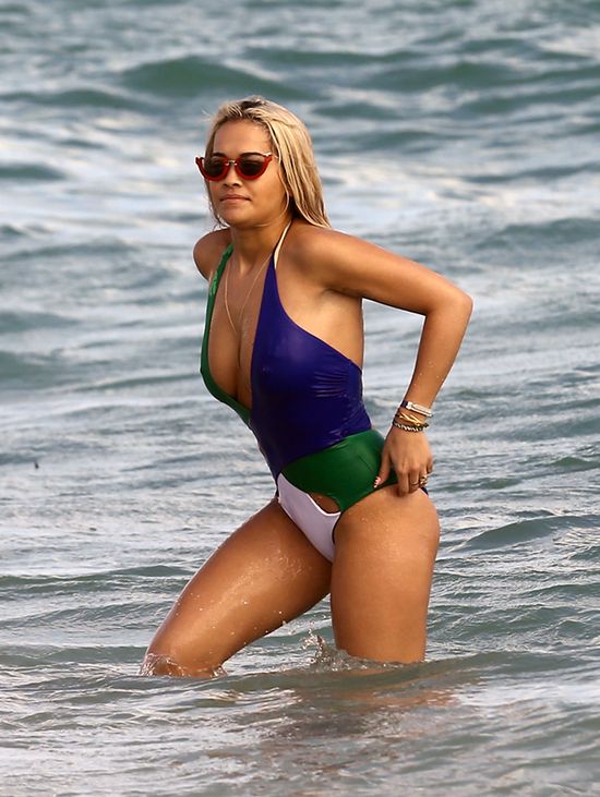 Rita Ora nie jest kruszynką (FOTO)