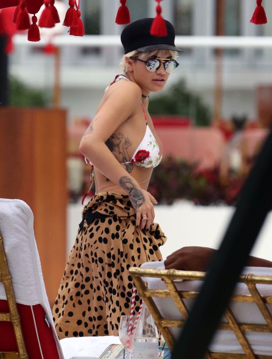 Gdy trzęsiesz się z zimna, Rita Ora smaży się w słońcu