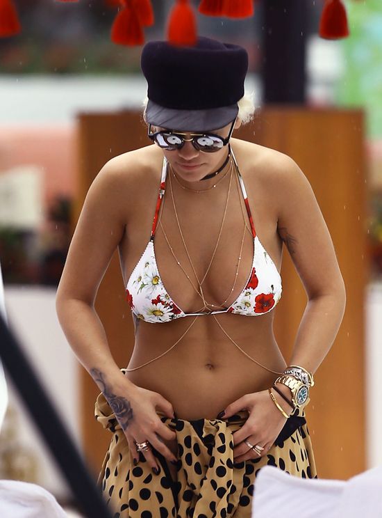 Gdy trzęsiesz się z zimna, Rita Ora smaży się w słońcu