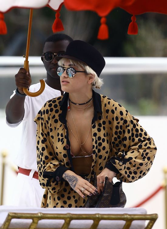 Gdy trzęsiesz się z zimna, Rita Ora smaży się w słońcu
