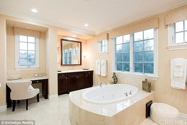 Rob Kardashian dostał od mamy dom warty 2,5 mln$! (FOTO) Rob Kardashian dostał od mamy dom warty 2,5 mln$! (FOTO)