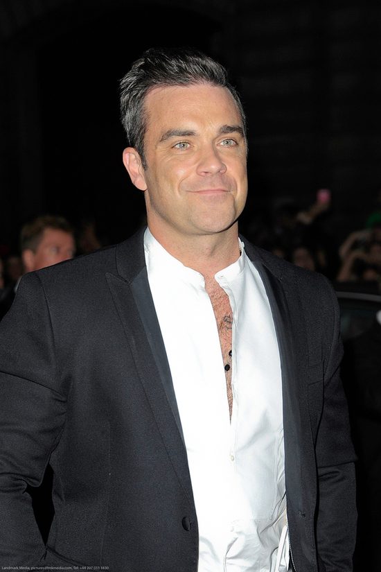 Robbie Williams zrobił tę głupią minę, ponieważ... [VIDEO]