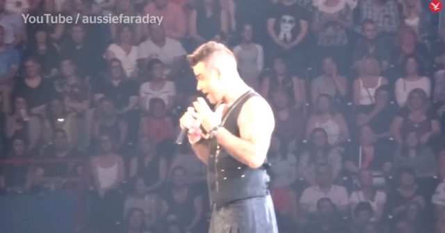Robbie Williams zrobił tę głupią minę, ponieważ... [VIDEO]