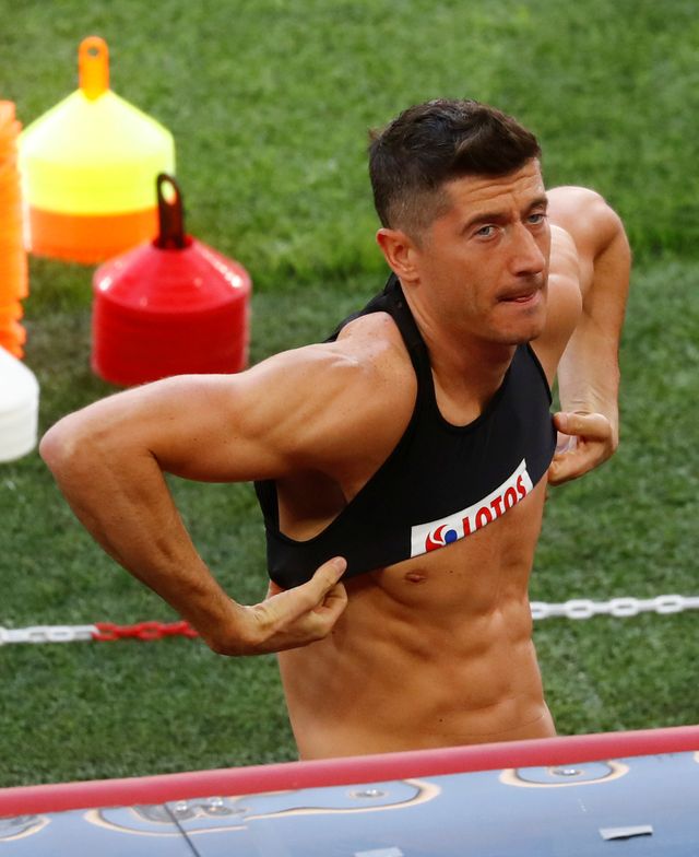 Robert Lewandowski z wydepilowanym torsem gotowy na mecz Polska - Senegal 