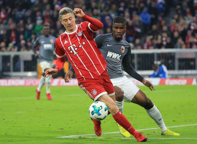 Robert Lewandowski debiutuje w nowej fryzurze na boisku (ZDJĘCIA) Robert Lewandowski debiutuje w nowej fryzurze na boisku (ZDJĘCIA)