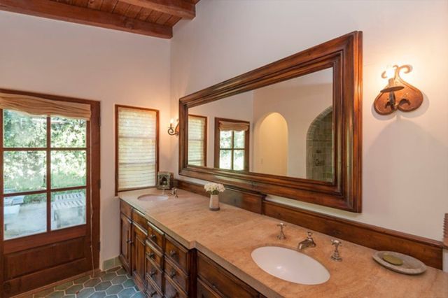 Ile łazienek w swoim domu ma Robert Pattinson? (FOTO) Ile łazienek w swoim domu ma Robert Pattinson? (FOTO)