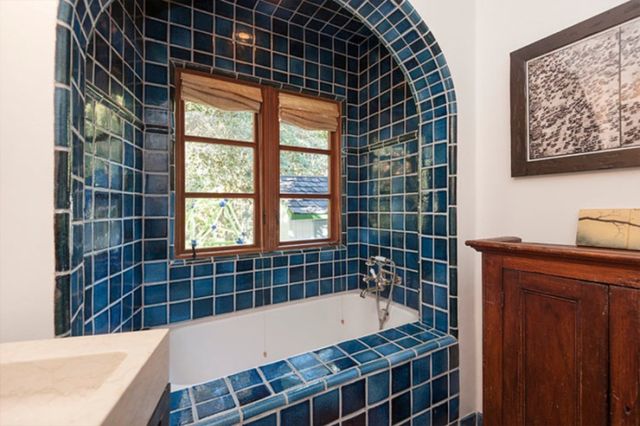 Ile łazienek w swoim domu ma Robert Pattinson? (FOTO) Ile łazienek w swoim domu ma Robert Pattinson? (FOTO)