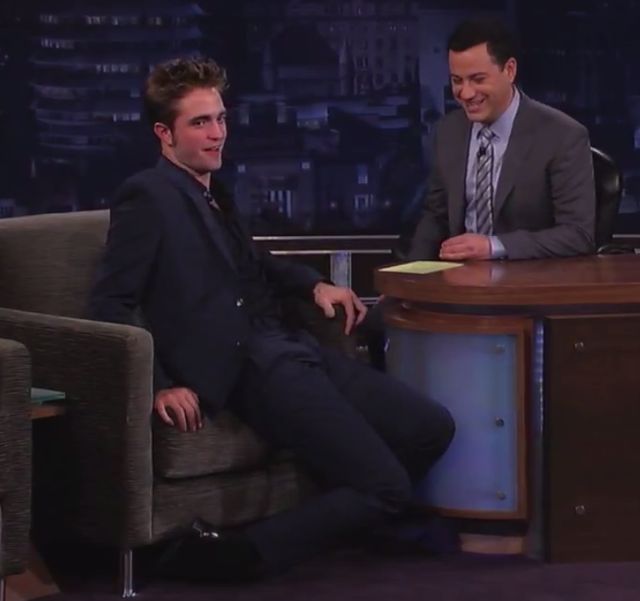 Robert Pattinson wydaje dziwny dźwięk, gdy całuje (VIDEO)