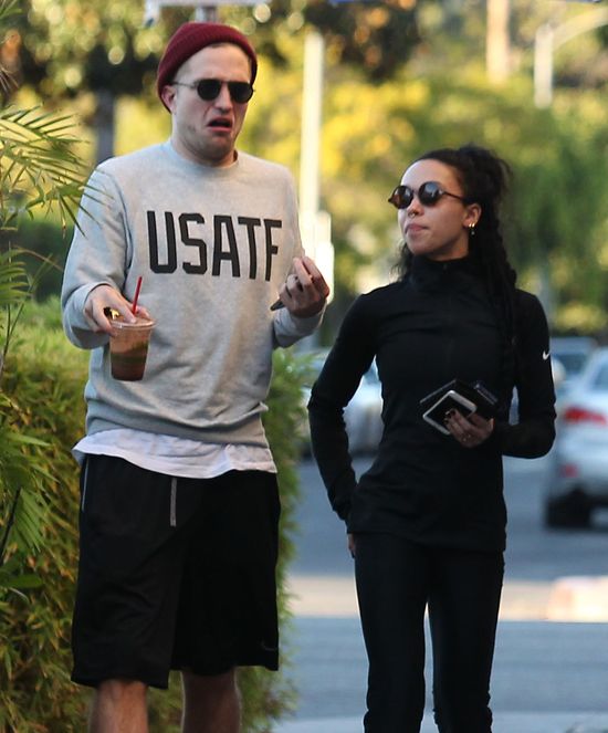 Robert Pattinson przyłapany na czułościach z dziewczyną FOTO Robert Pattinson przyłapany na czułościach z dziewczyną FOTO