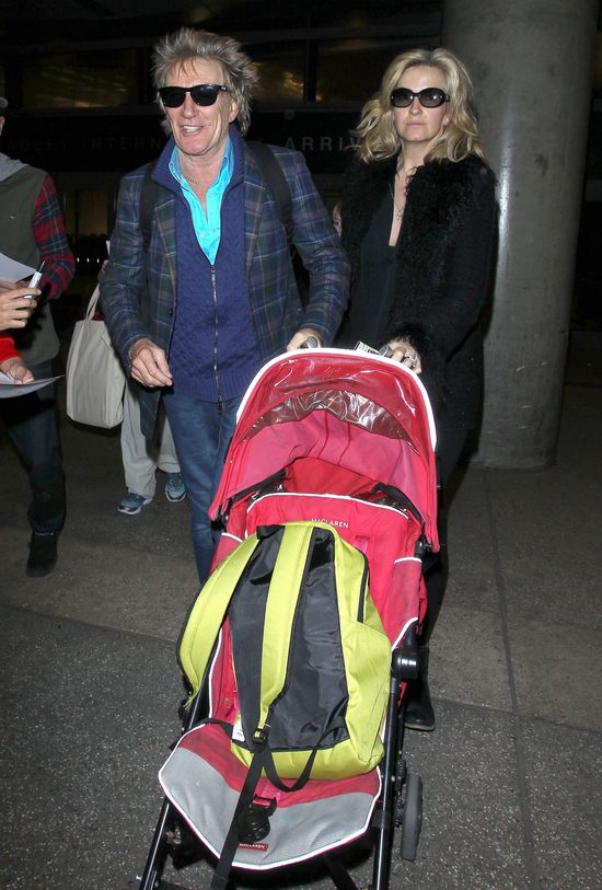 70-letni gwiazdor z wózkiem na lotnisku (FOTO)