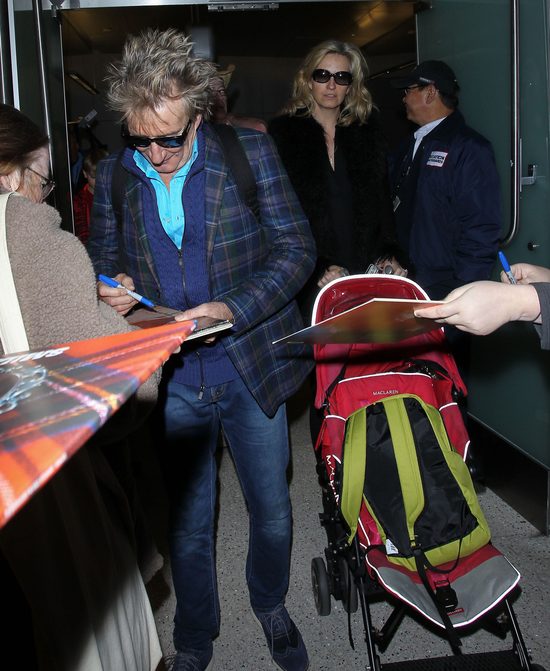 70-letni gwiazdor z wózkiem na lotnisku (FOTO)