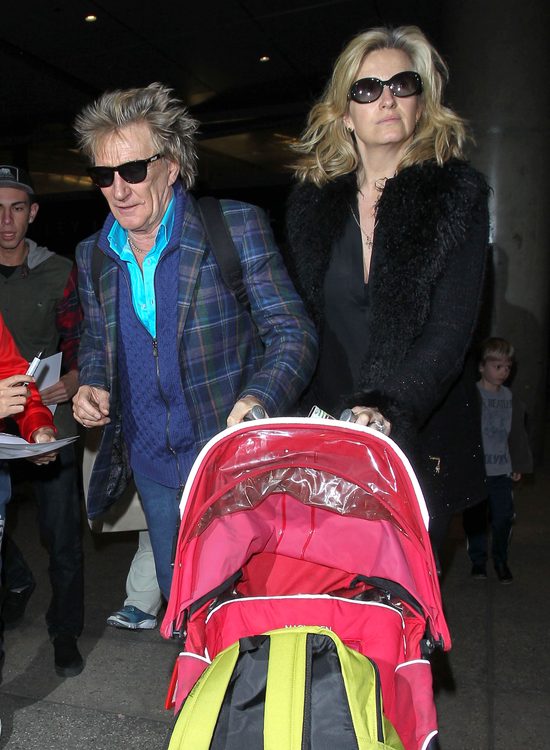 70-letni gwiazdor z wózkiem na lotnisku (FOTO)