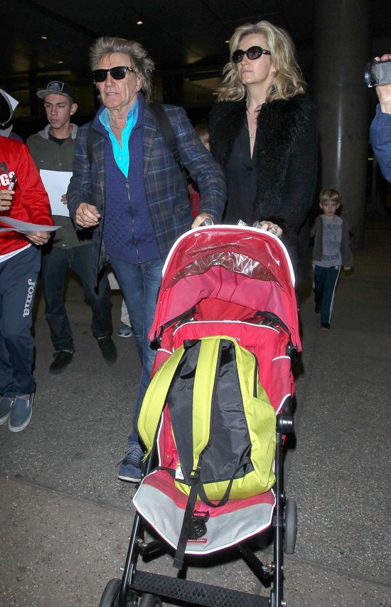 70-letni gwiazdor z wózkiem na lotnisku (FOTO)