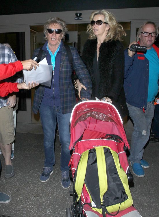 70-letni gwiazdor z wózkiem na lotnisku (FOTO)