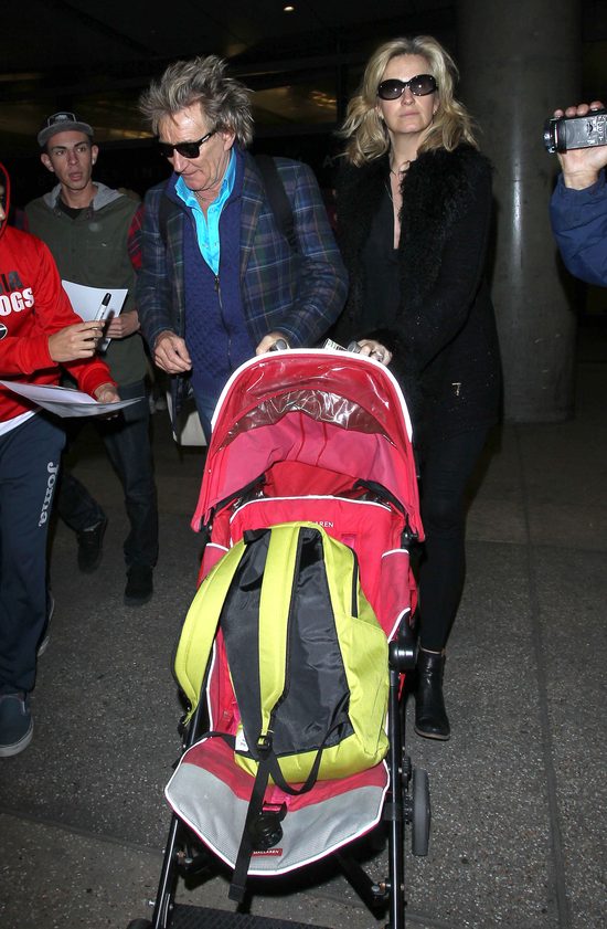 70-letni gwiazdor z wózkiem na lotnisku (FOTO)