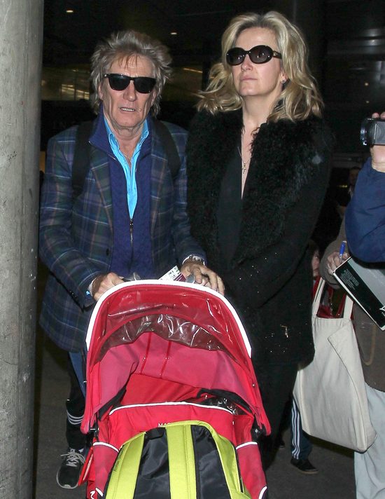 70-letni gwiazdor z wózkiem na lotnisku (FOTO)