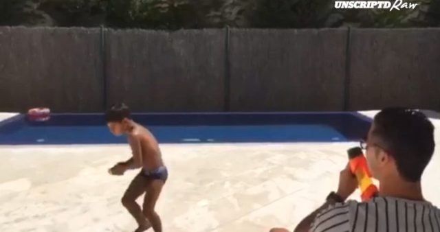 Zobaczcie, jak Cristiano Ronaldo wychowuje syna Zobaczcie, jak Cristiano Ronaldo wychowuje syna