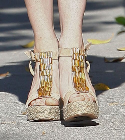 Dama w bieli i koturnach (FOTO)