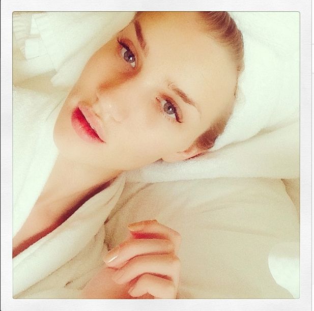 Co powiecie na Rosie Huntington-Whiteley bez makijażu? FOTO